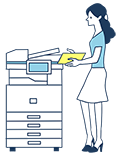 コピー機を使う女性